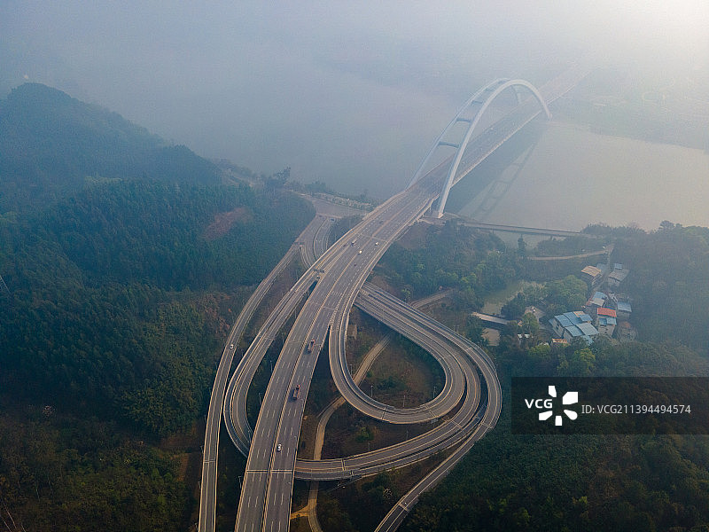 航拍云雾缭绕的大桥-柳州官塘大桥图片素材