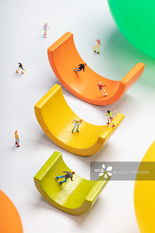 微缩创意彩色气球与玩轮滑的青少年图片素材