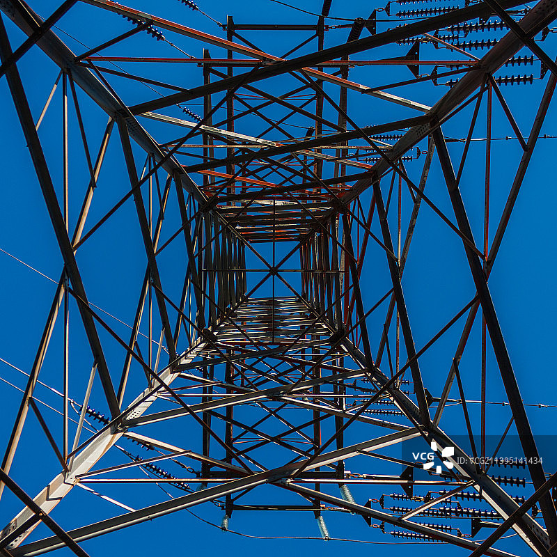 正下方的电塔映衬着清澈的蓝天图片素材