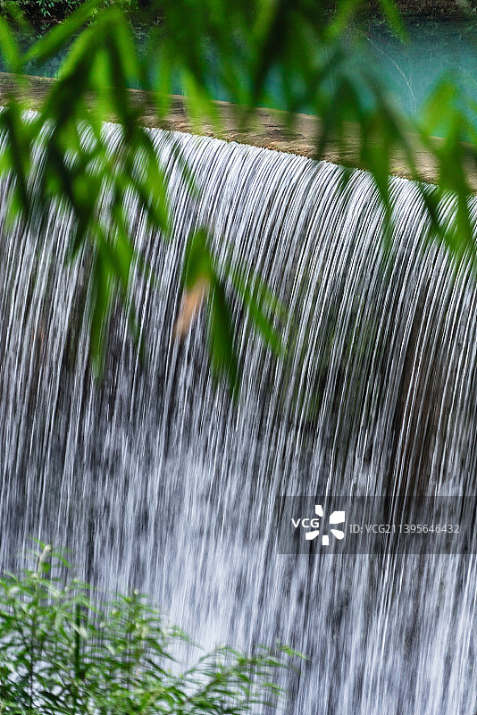贵州荔波小七孔景区中的森林瀑布图片素材