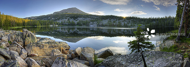 湖和山的全景对天空，约翰逊县，怀俄明州，美国，美国图片素材
