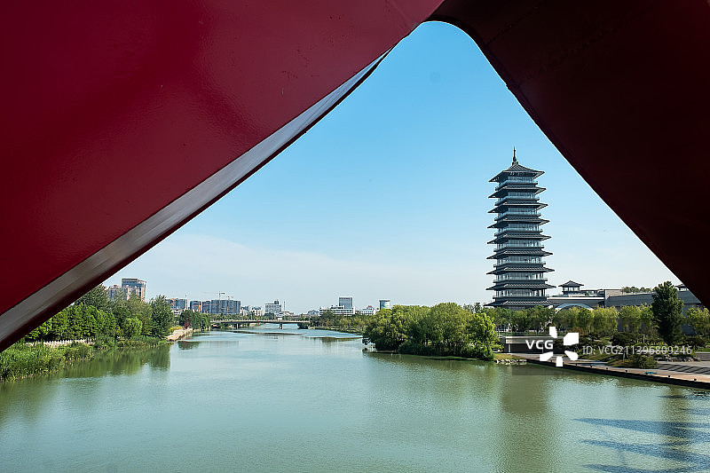 扬州三湾湿地公园从剪影桥上眺望古运河上的中国大运河博物馆、大运塔图片素材