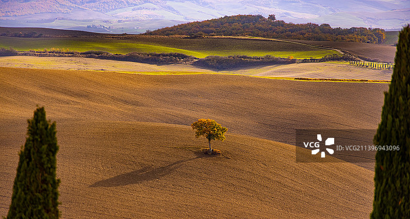 色彩斑斓的托斯卡纳——典型的乡村田野和山丘的景色图片素材
