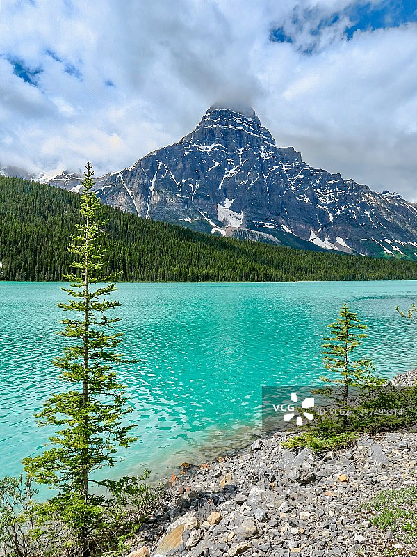 加拿大，山对天的湖景图片素材