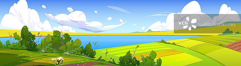 湖泊和绿色农田的夏季景观图片素材