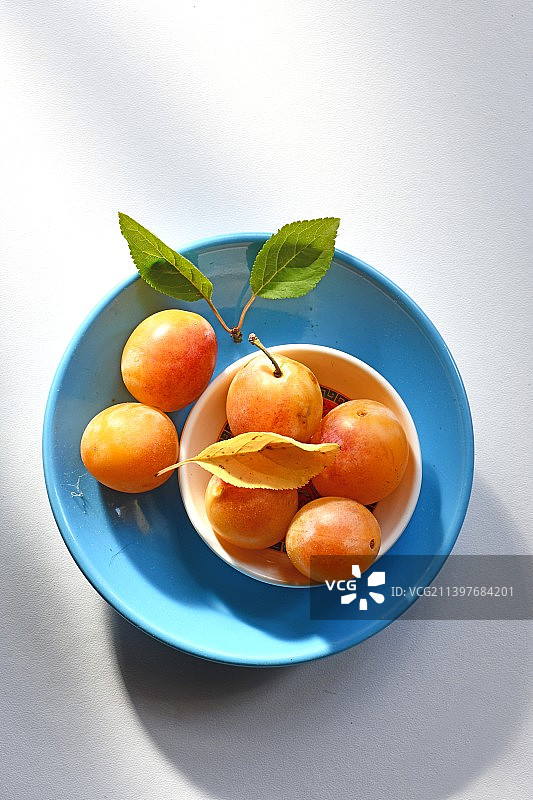桌子上碗里橙子的特写图片素材