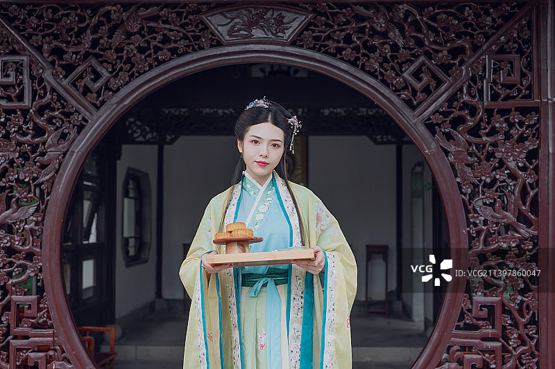 中秋节,汉服美女,月饼,中式庭院,传统文化图片素材