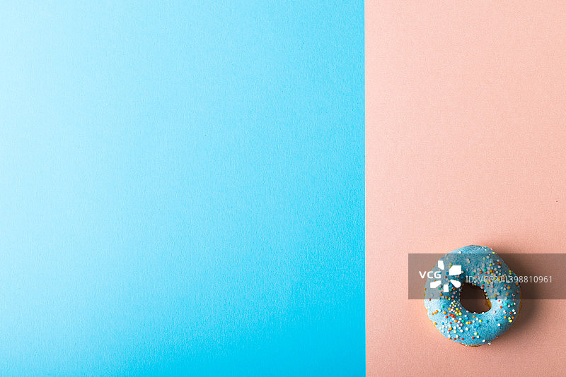 直接以上的观点清新的蓝色甜甜圈洒水拷贝空间上的两色调的背景图片素材