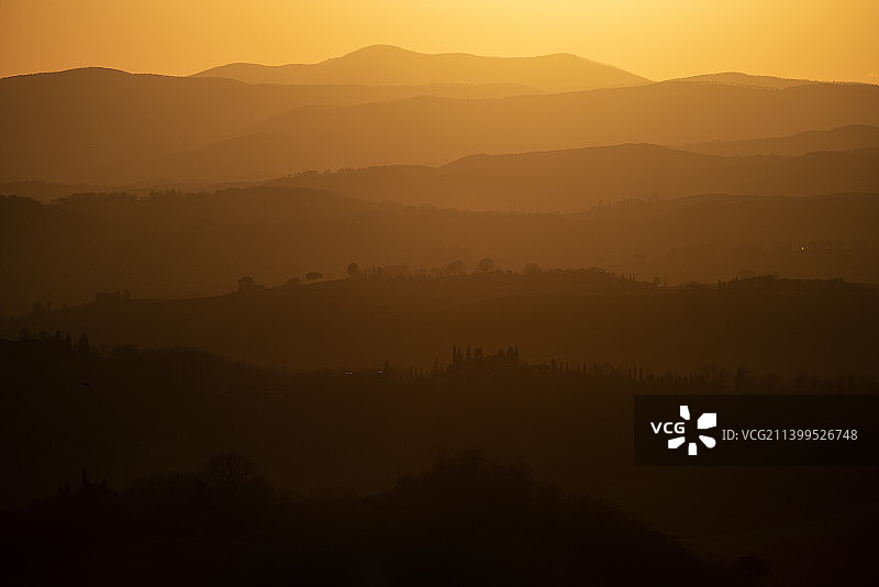 日落时山的剪影的风景，Chiusure，锡耶纳，意大利图片素材