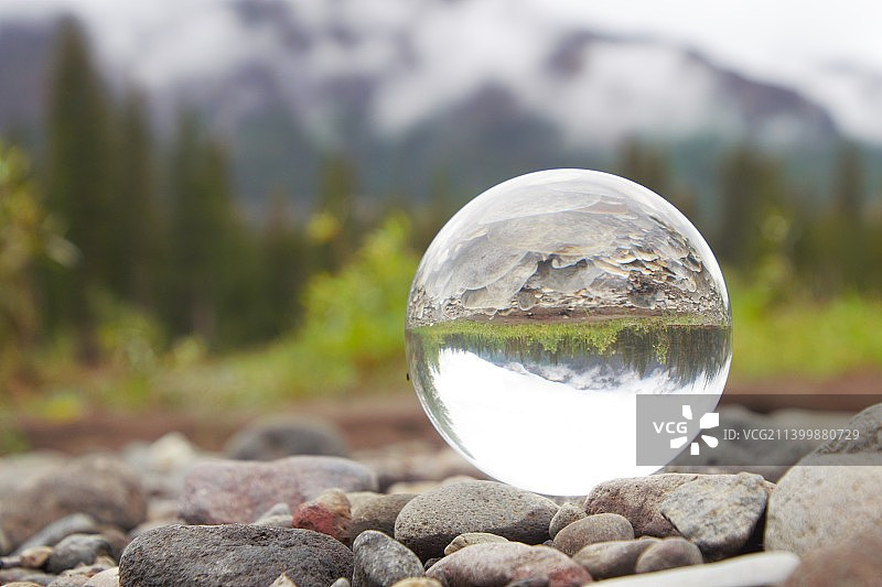 水晶球在岩石上的特写图片素材