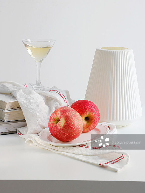 白色桌面上摆放着的新鲜水果苹果图片素材