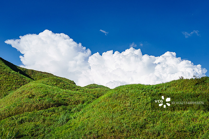 蓝天白云下的高山草场图片素材