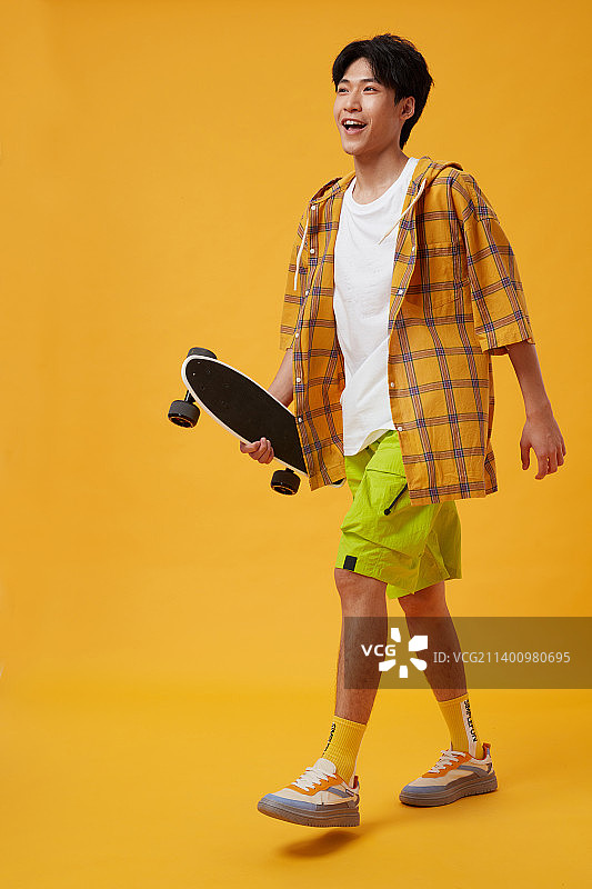 手拿滑板的年轻男孩图片素材