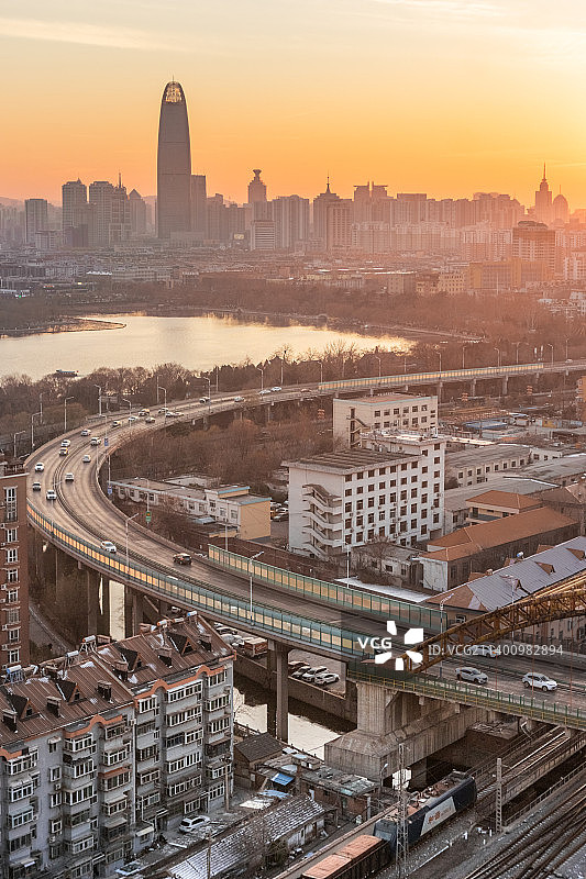 济南城市风光，铁轨高架桥大明湖与绿地中心图片素材