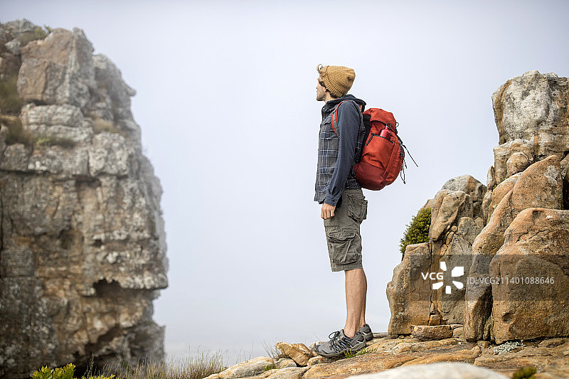 徒步旅行时，一个人站在岩石上图片素材