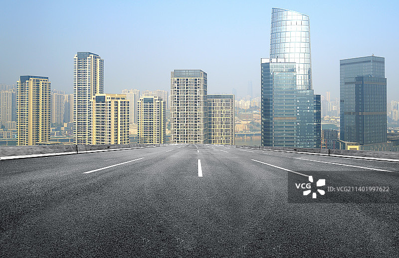 汽车广告背景，公路和重庆城市天际线图片素材