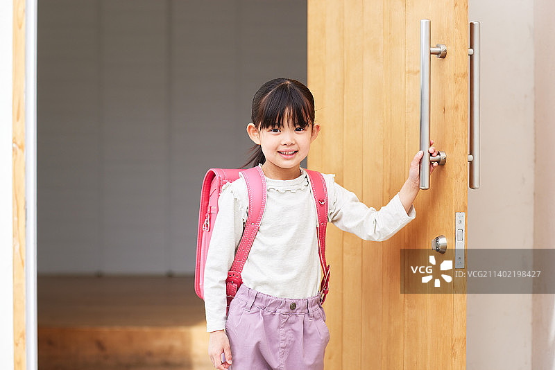一个日本小孩离开家去上学图片素材