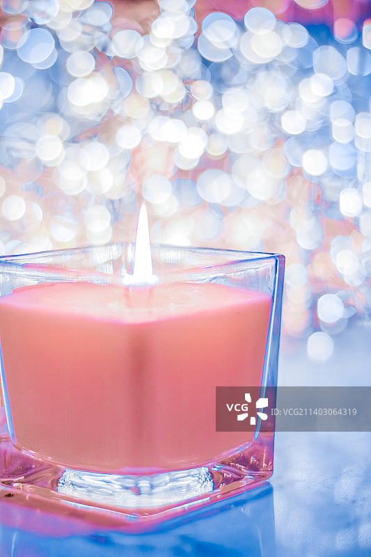 珊瑚香蜡烛在圣诞和新年闪闪发光的背景图片素材