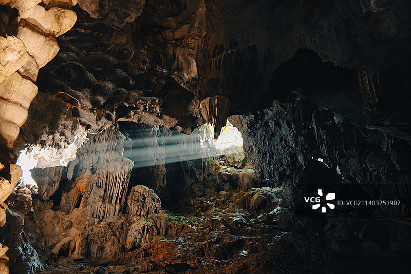 越南洞穴的低角度视图图片素材