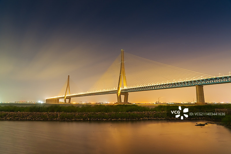 中国沪苏通长江大桥和江滩夜景图片素材