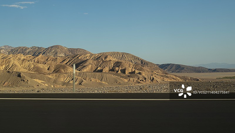 晴空衬托下的沙漠风景图片素材