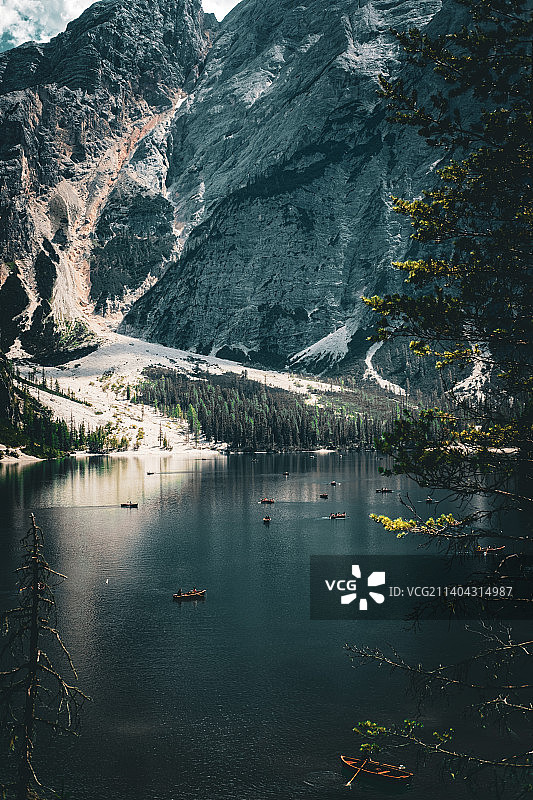 意大利普拉塞·维尔德西山边湖的风景图片素材