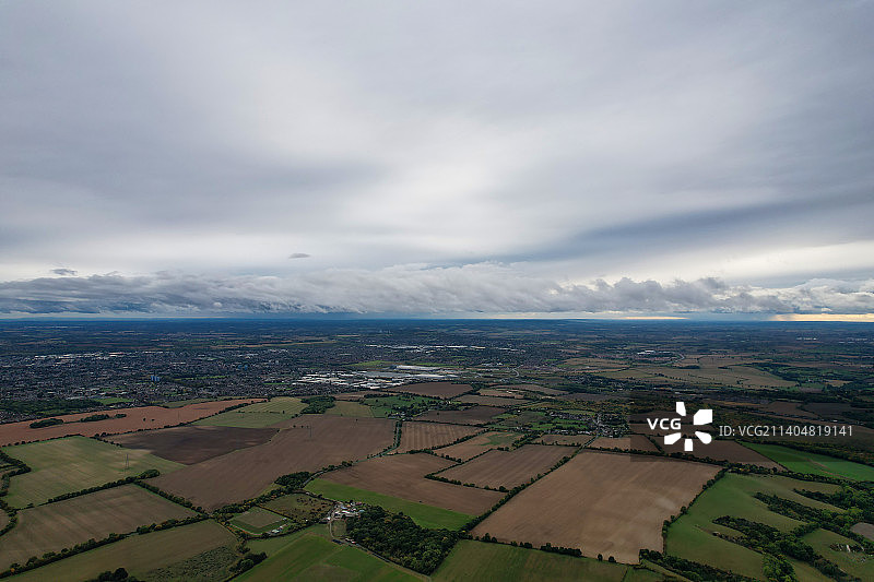 天空下的农业田野鸟瞰图，斯特雷特利，英国，英国图片素材