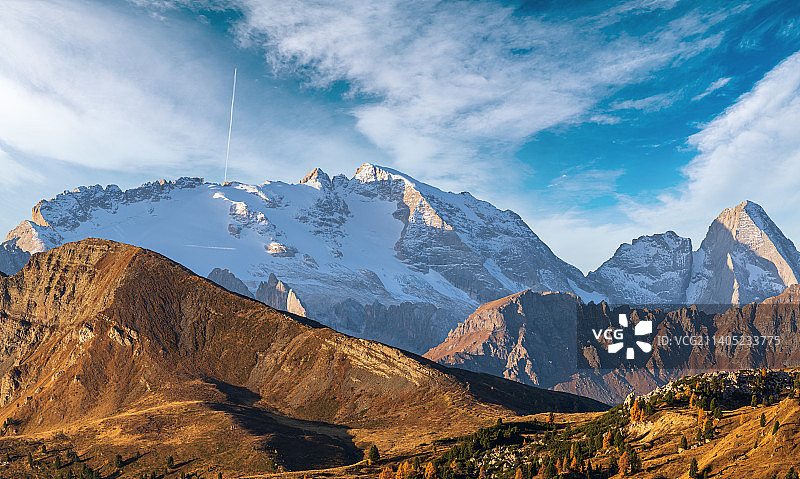 意大利雪山映衬天空的风景图片素材