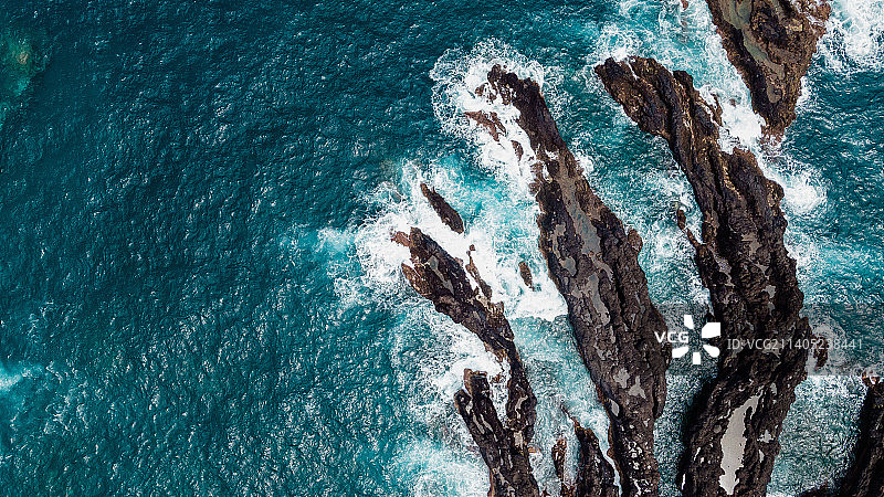 大西洋海岸线，有悬崖、岩石和蓝绿色的海浪图片素材