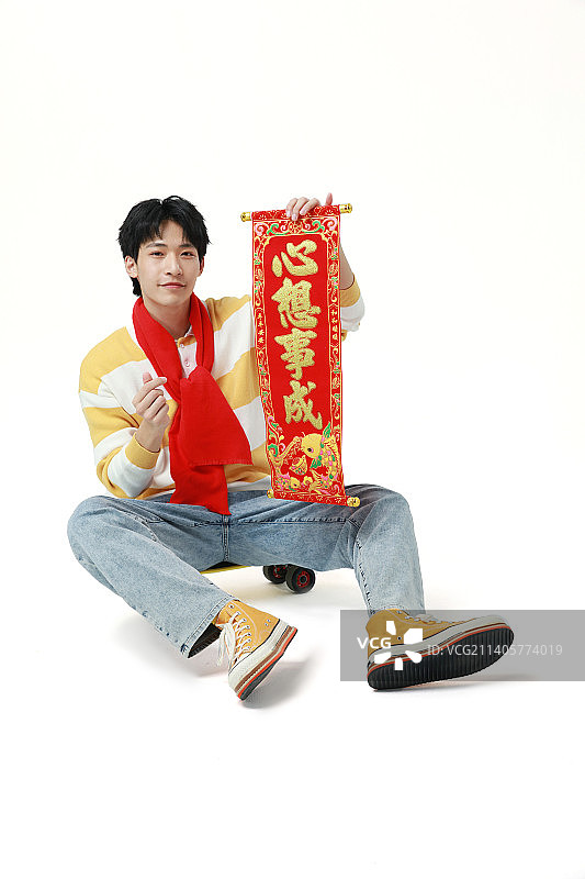 春节里红围巾年轻男生图片素材