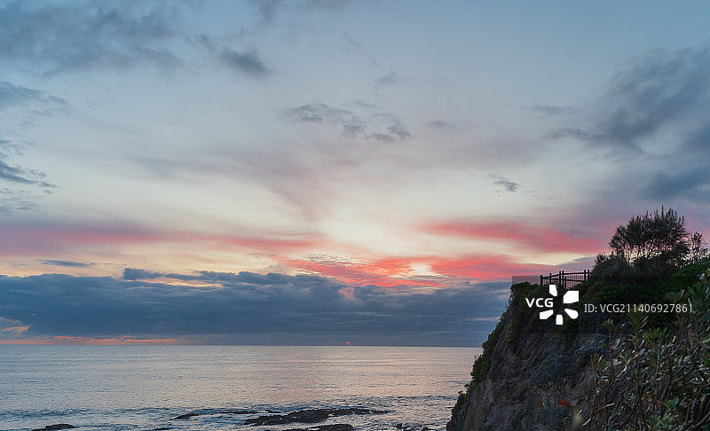 在澳大利亚新南威尔士州的Narooma，日落时大海和天空的风景图片素材