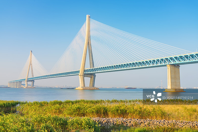 中国沪苏通长江大桥和长江沿岸风光图片素材