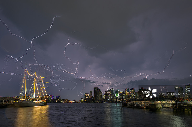 在美国马萨诸塞州的波士顿，海上闪电与风暴云的全景图片素材