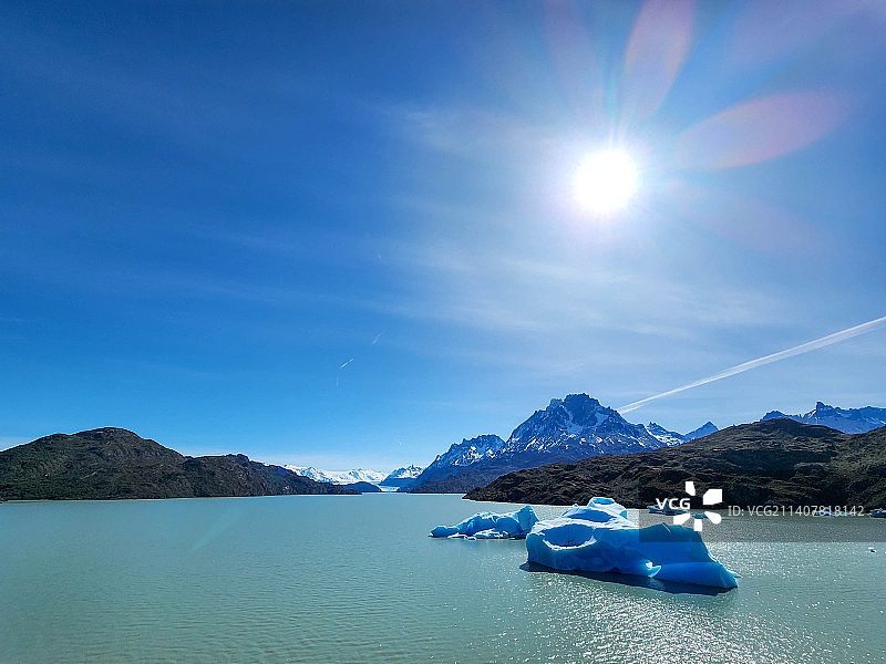 阳光明媚的日子，智利托雷斯·德尔·潘恩，蓝天映衬下的大海风景图片素材
