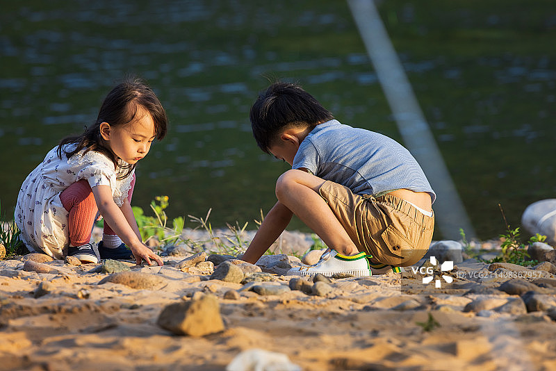 河畔上玩耍的儿童图片素材