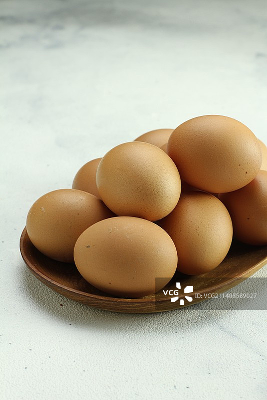 印尼贝卡西，桌子上棕色鸡蛋的特写图片素材