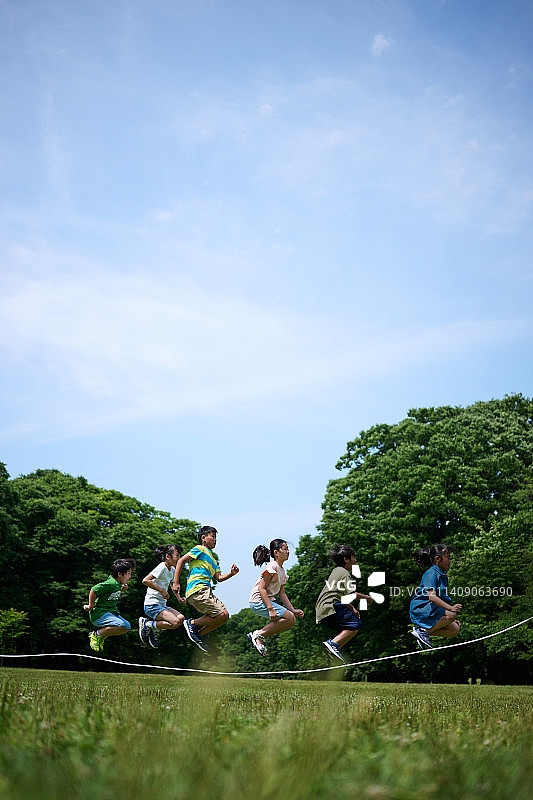 在城市公园的日本孩子图片素材