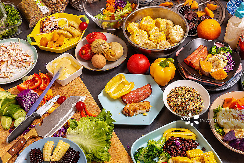 健康生活理念饮食方式：盘子里的低盐低油低卡轻食菜品图片素材