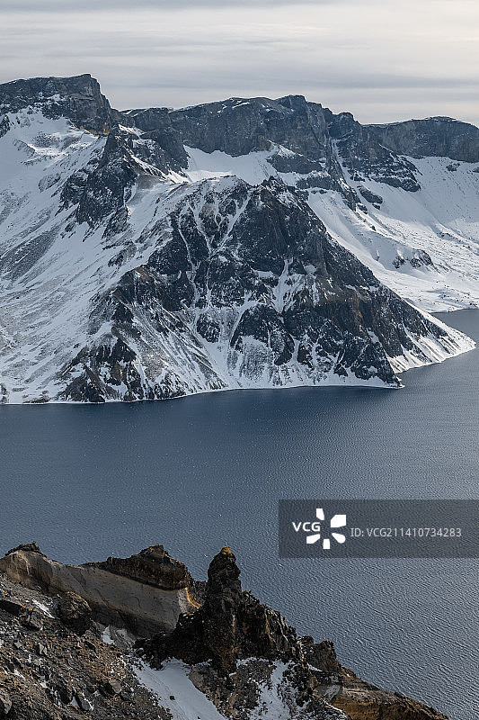 白雪皑皑的长白山在蓝天下的低角度景色图片素材