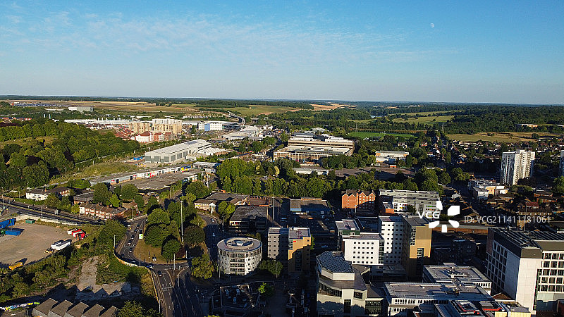 空中高角度无人机拍摄的英国卢顿市中心和英国卢顿火车站图片素材