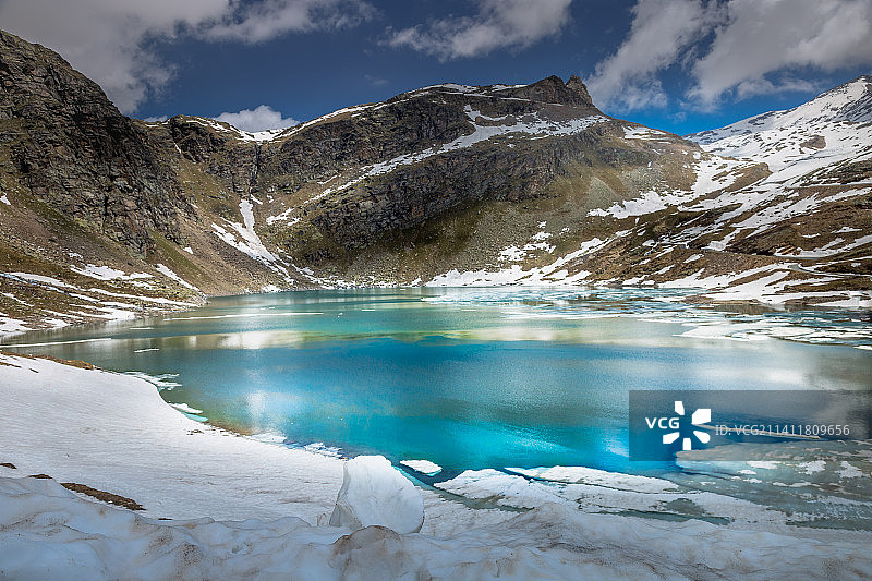 阿尔卑斯山翡翠湖融化和山脉在春天，格兰帕拉迪索图片素材