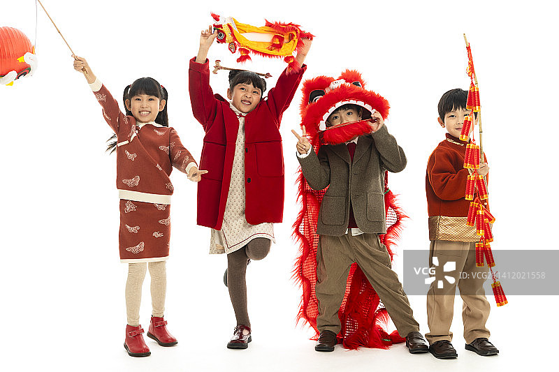 儿童庆祝春节系列：欢乐的小男孩和小女孩们一起舞狮、放鞭炮、提着灯笼庆祝新春图片素材