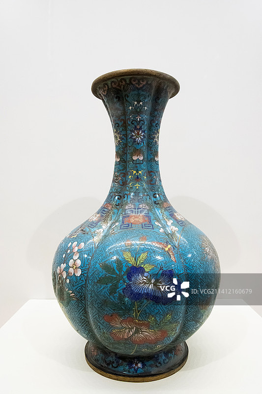 北京中国国家博物馆掐丝珐琅花卉纹蒜头瓶清代高33厘米口径10厘米腹径20厘米图片素材