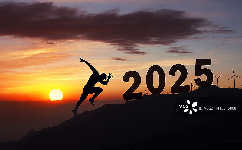 新年日出时在山顶向2025年进发图片素材