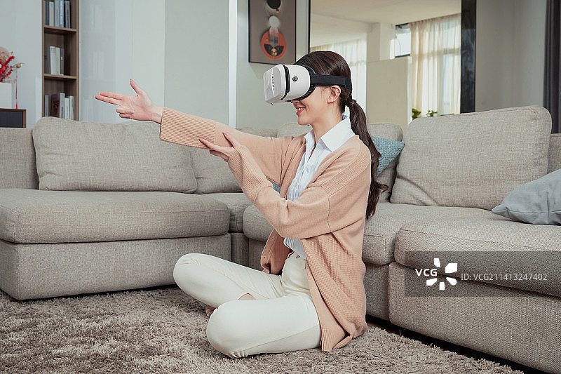 头戴VR娱乐的年轻女人图片素材