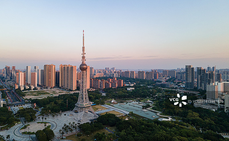 中国佛山电视塔城市天际线航拍图片素材