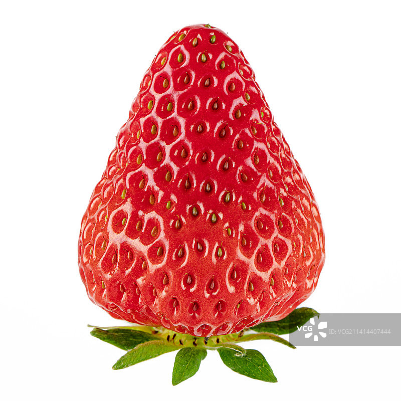 新鲜的草莓孤立在白色背景上图片素材