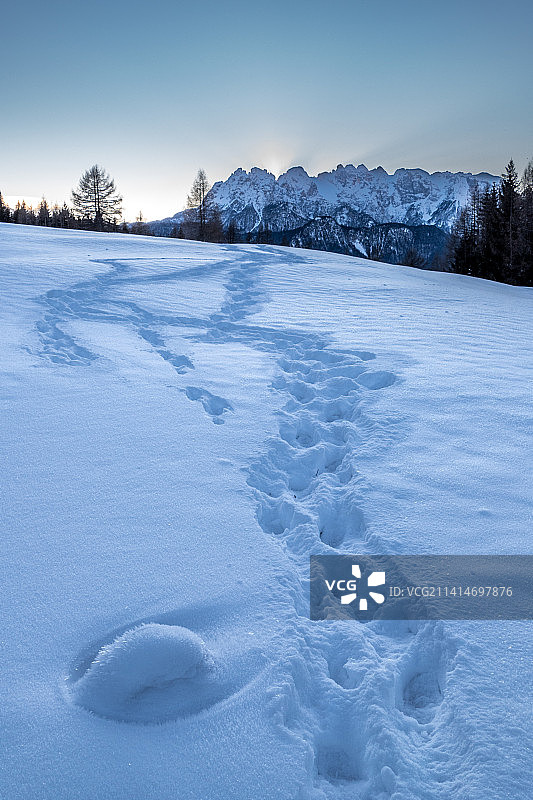 意大利贝鲁诺的卡多雷奥朗佐，白雪覆盖的土地映衬着天空图片素材