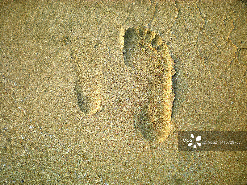 印度果阿，沙滩上脚印的高角度视图图片素材