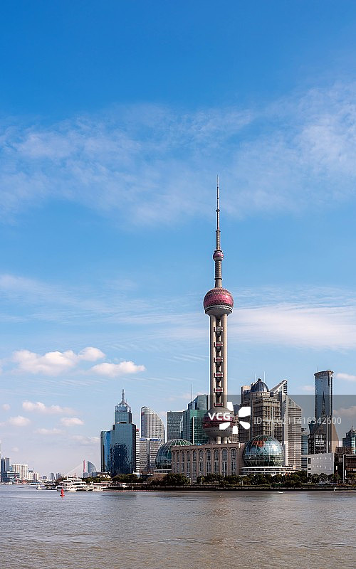 晴朗天气蓝天白云背景下的上海外滩黄浦江陆家嘴东方明珠塔建筑景观图片素材